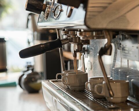 ¿Por qué la cafetera pierde agua por el porta filtros?